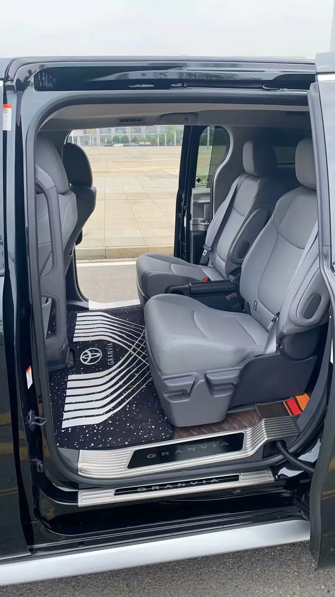 2024 TOYOTA GRANVIA thumbnail 2