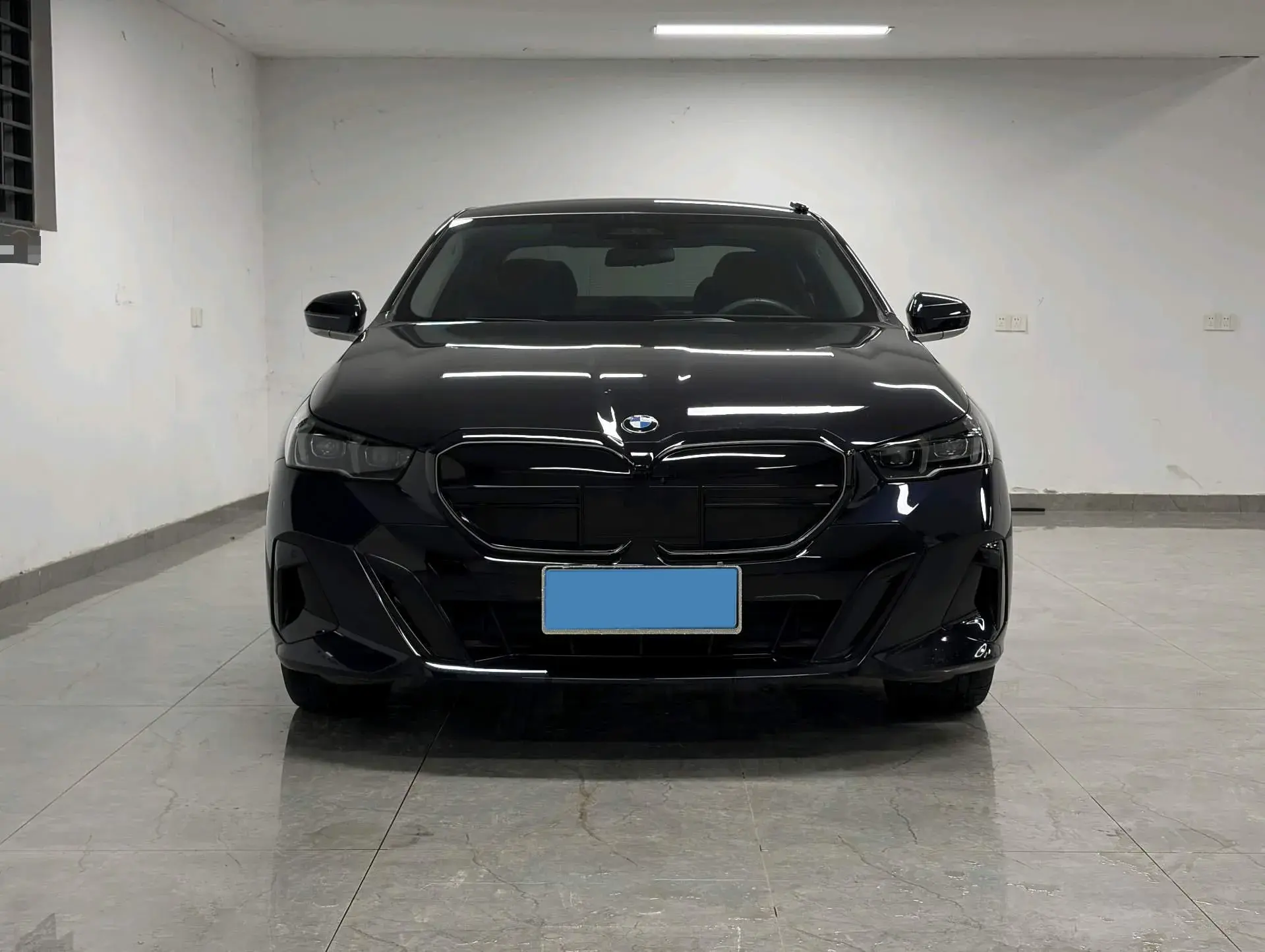 2024 BMW 5 thumbnail 2