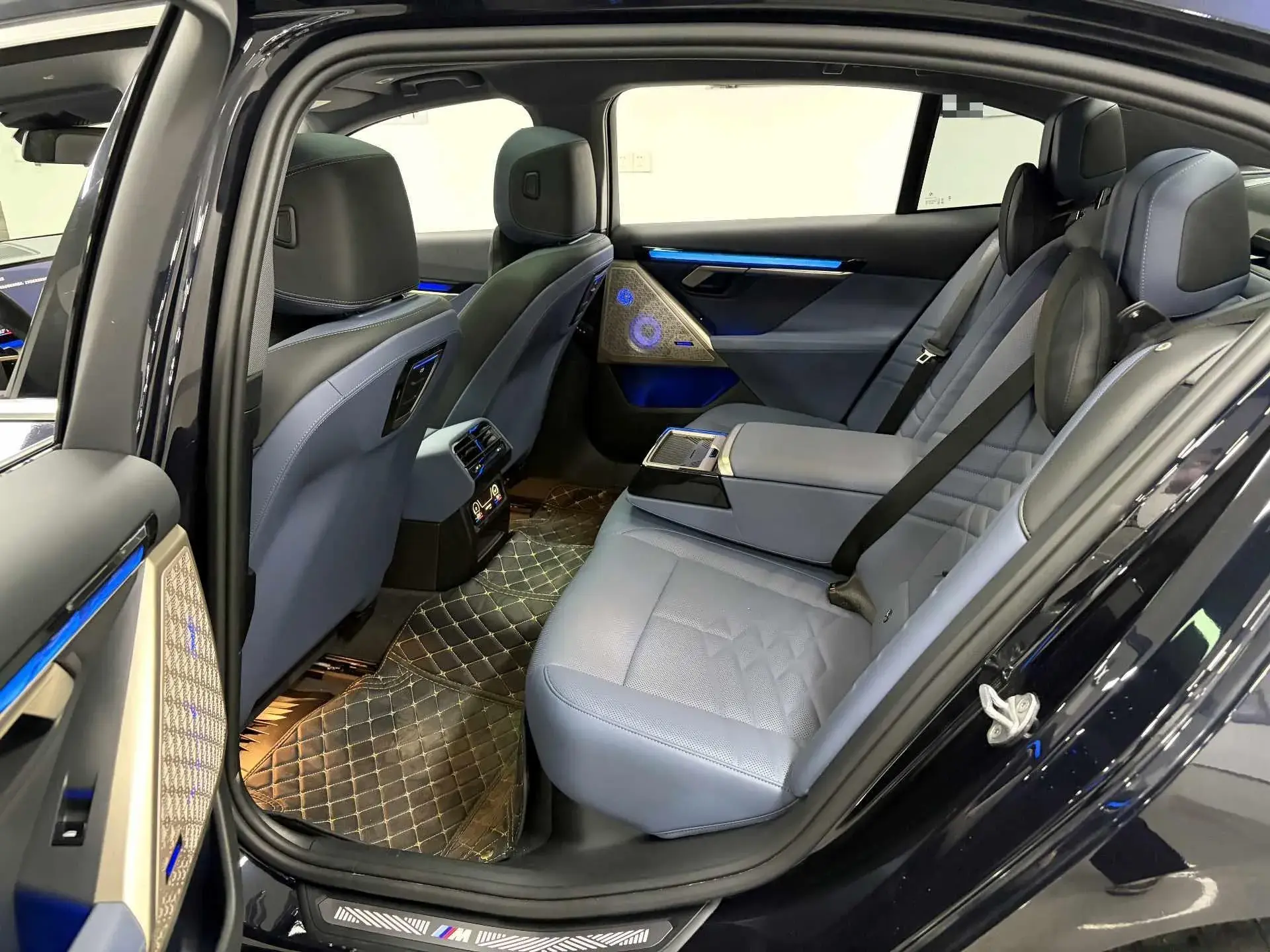 2024 BMW 5 thumbnail 4