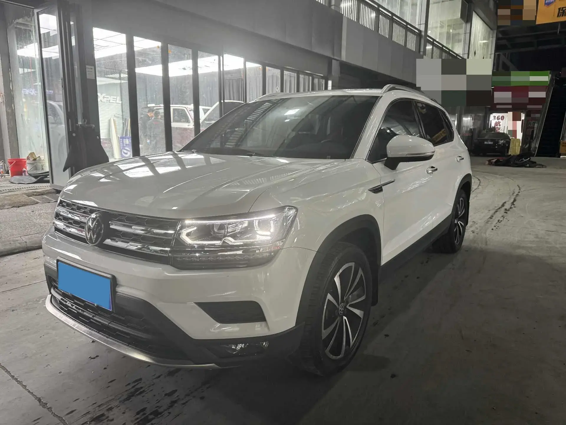 2021 VOLKSWAGEN THARU view 1