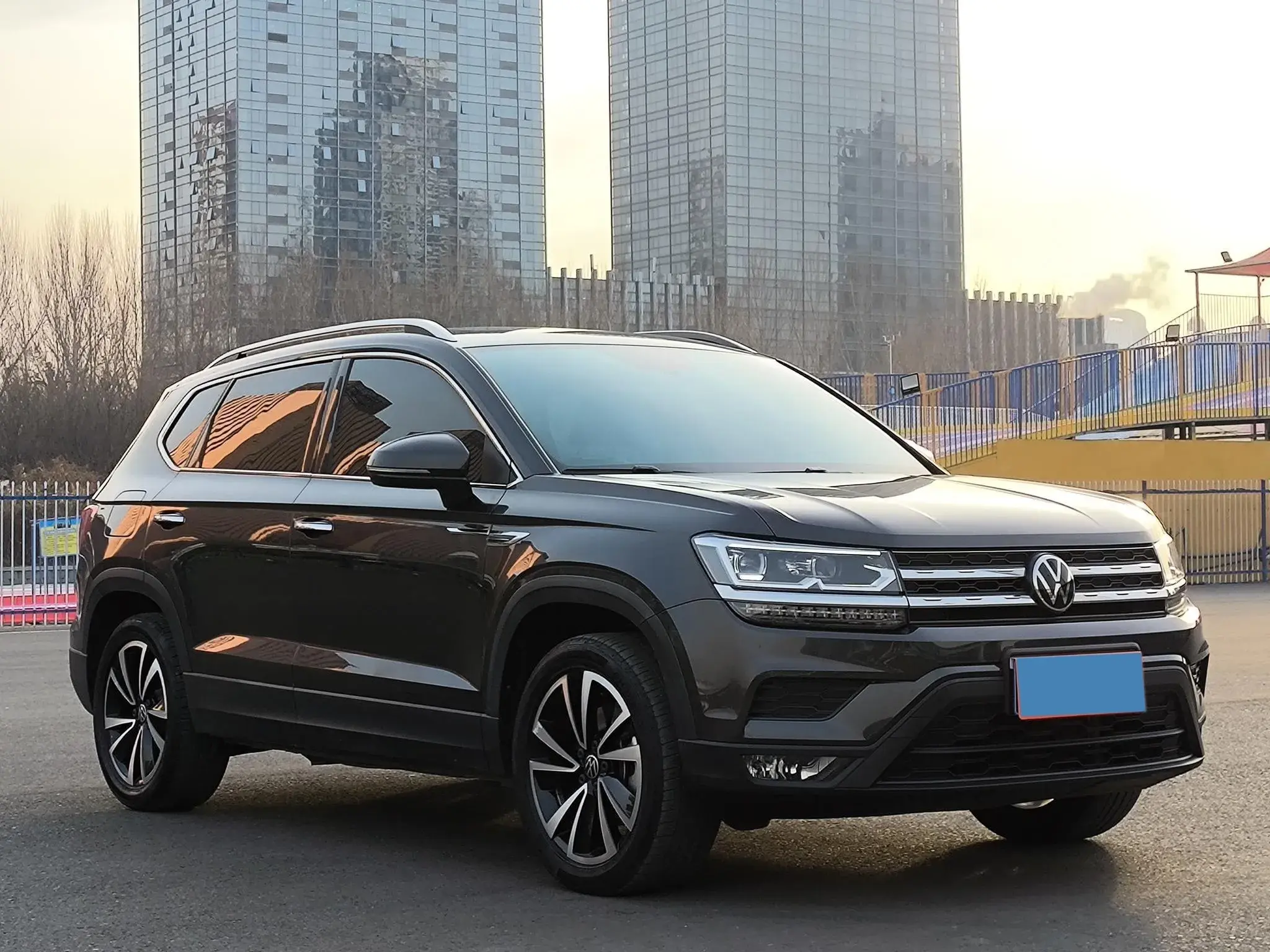 2021 VOLKSWAGEN THARU thumbnail 2