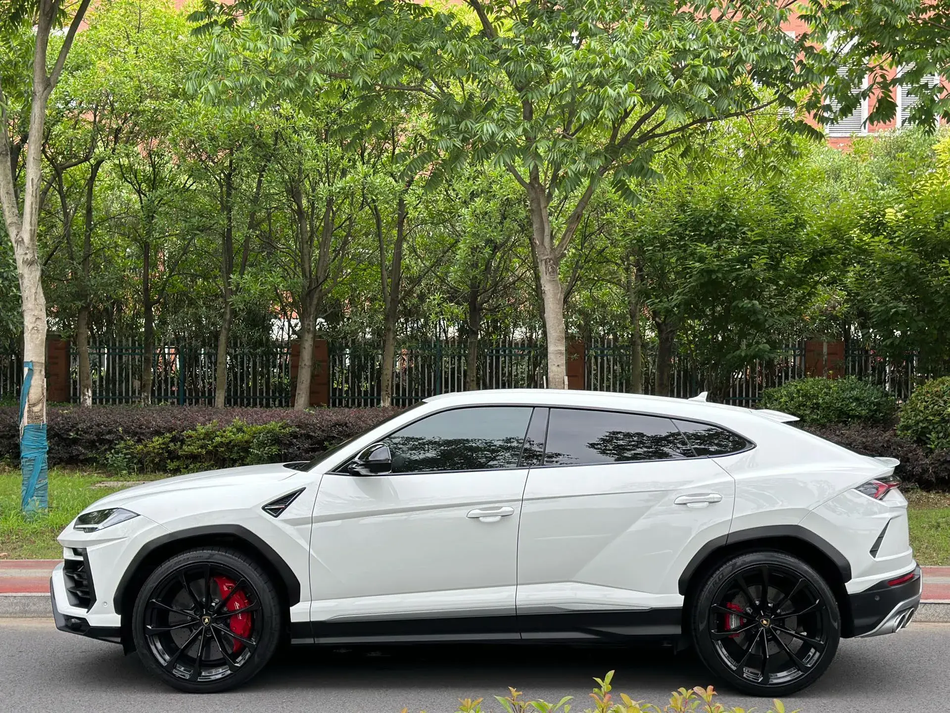2021 LAMBORGHINI URUS thumbnail 3