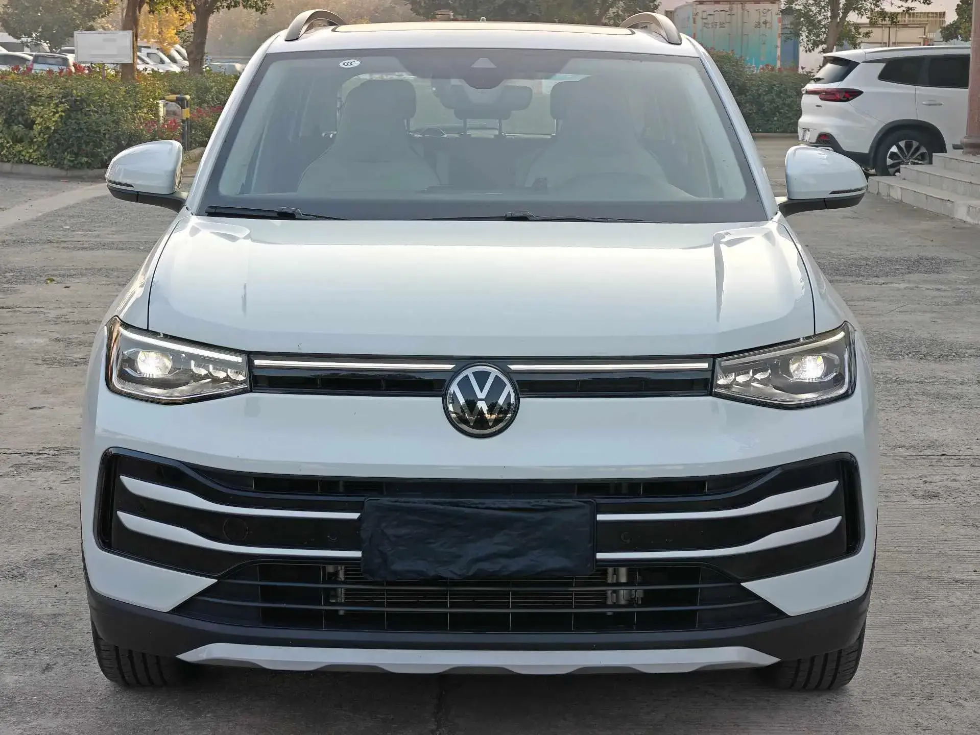 2025 VOLKSWAGEN THARU thumbnail 2