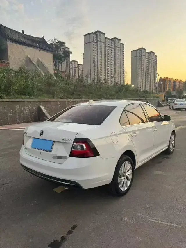 2018 SKODA RAPID thumbnail 4