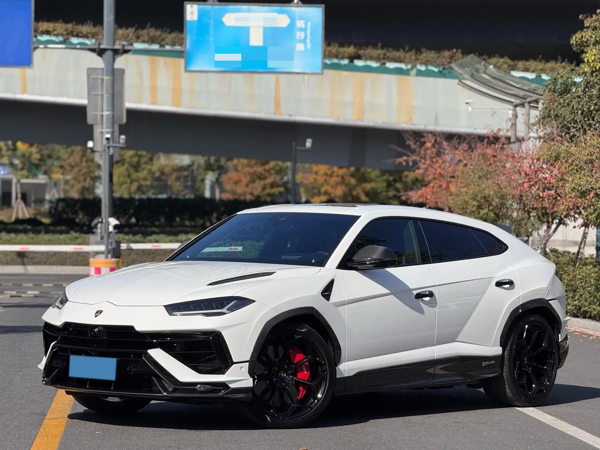 2022 LAMBORGHINI URUS view 1