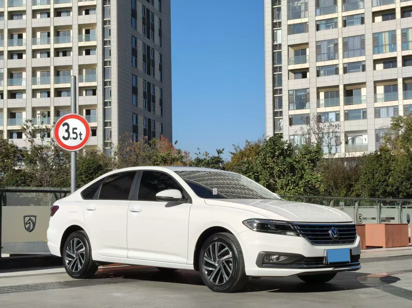 2022 VOLKSWAGEN LAVIDA thumbnail 3