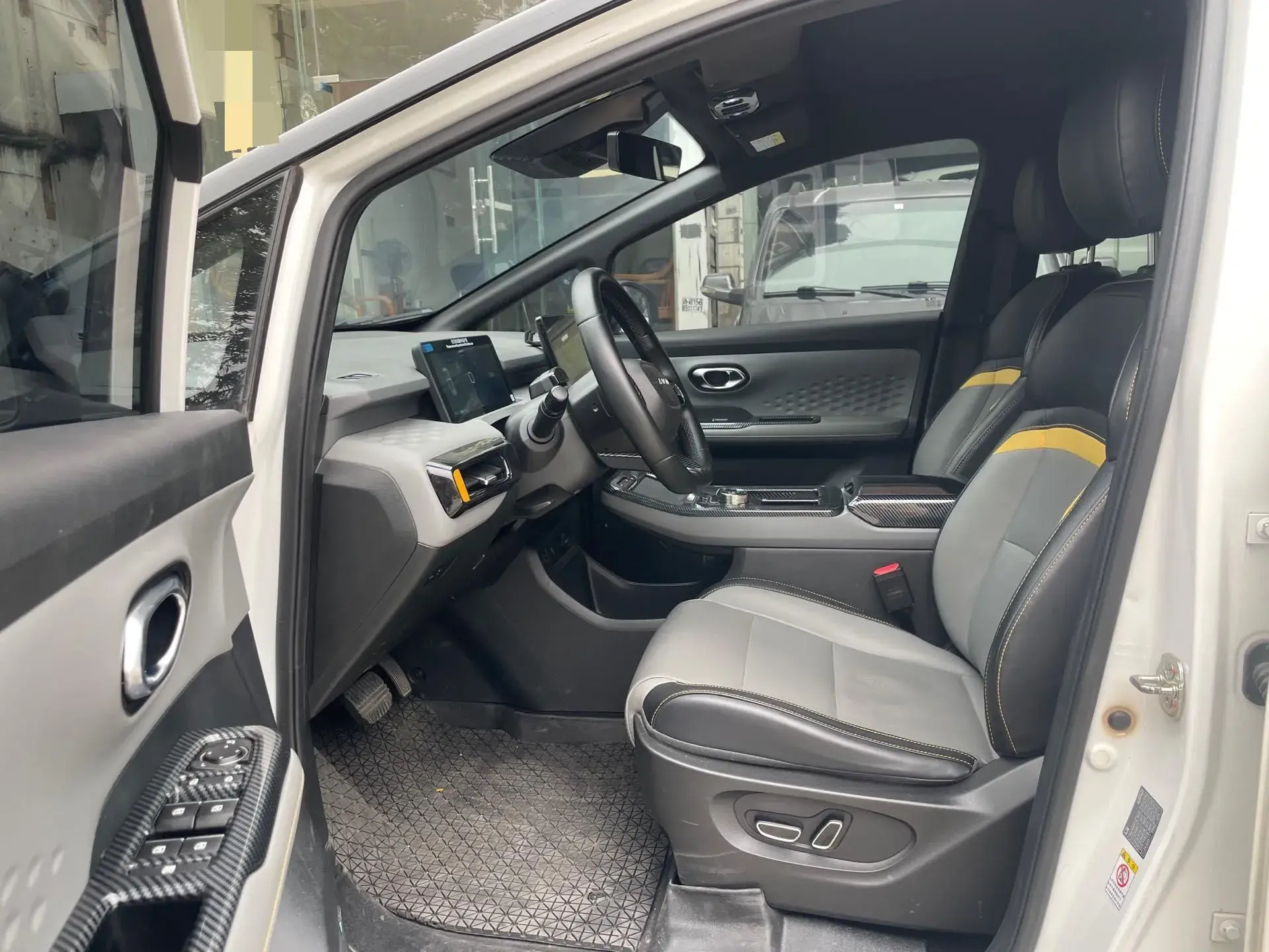 2022 AION Y thumbnail 3