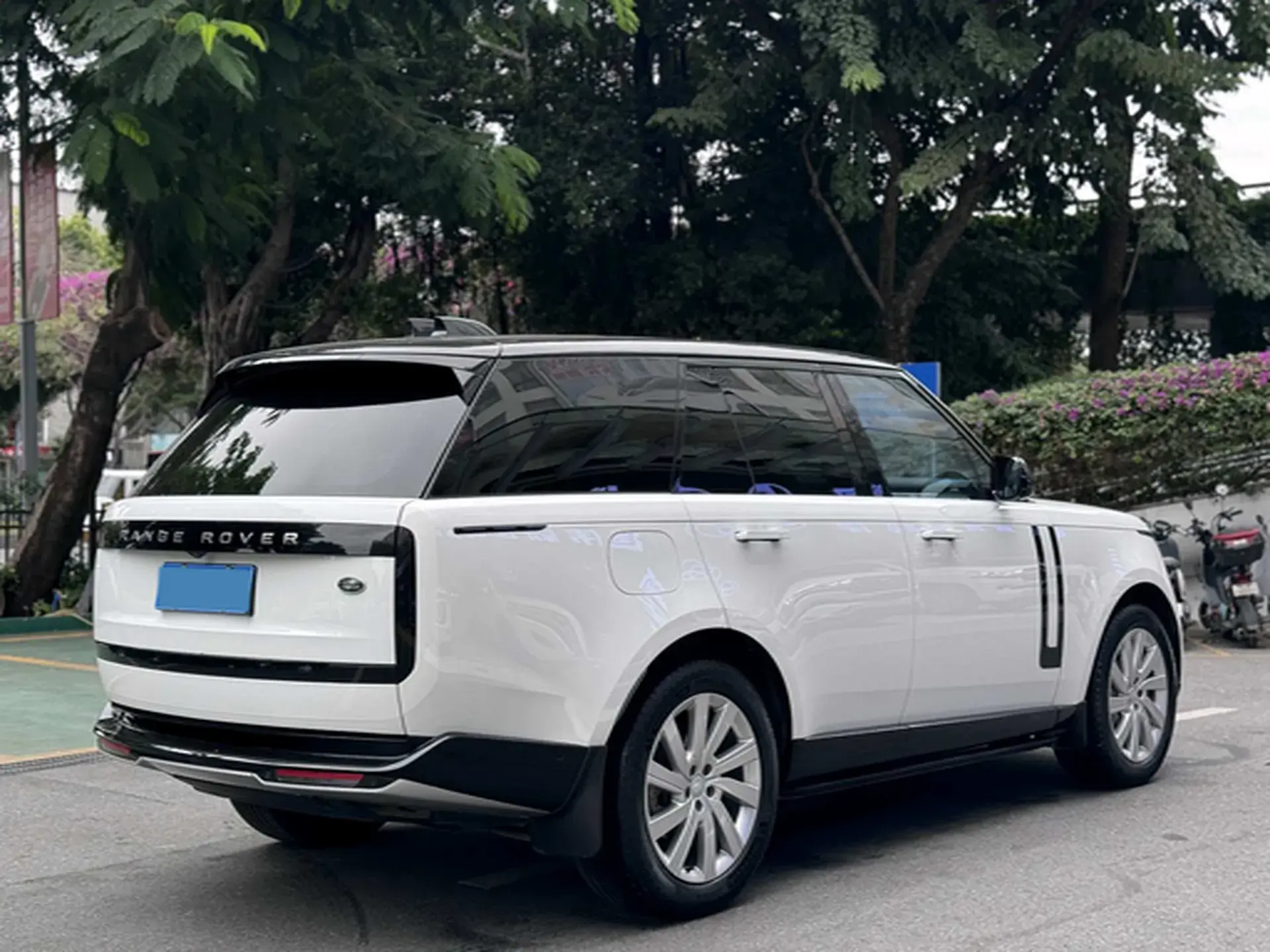 2024 LAND ROVER thumbnail 4