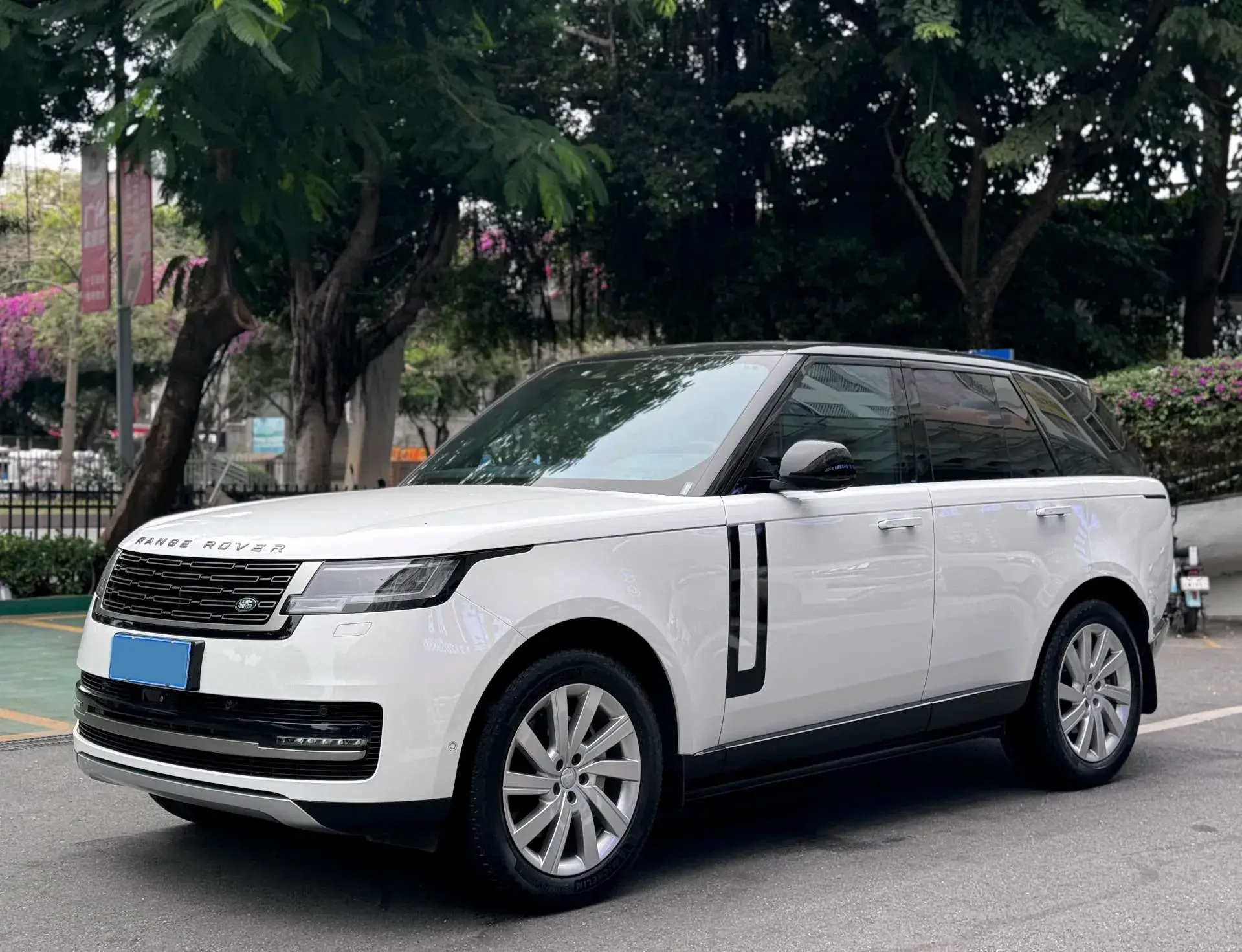 2024 LAND ROVER view 1