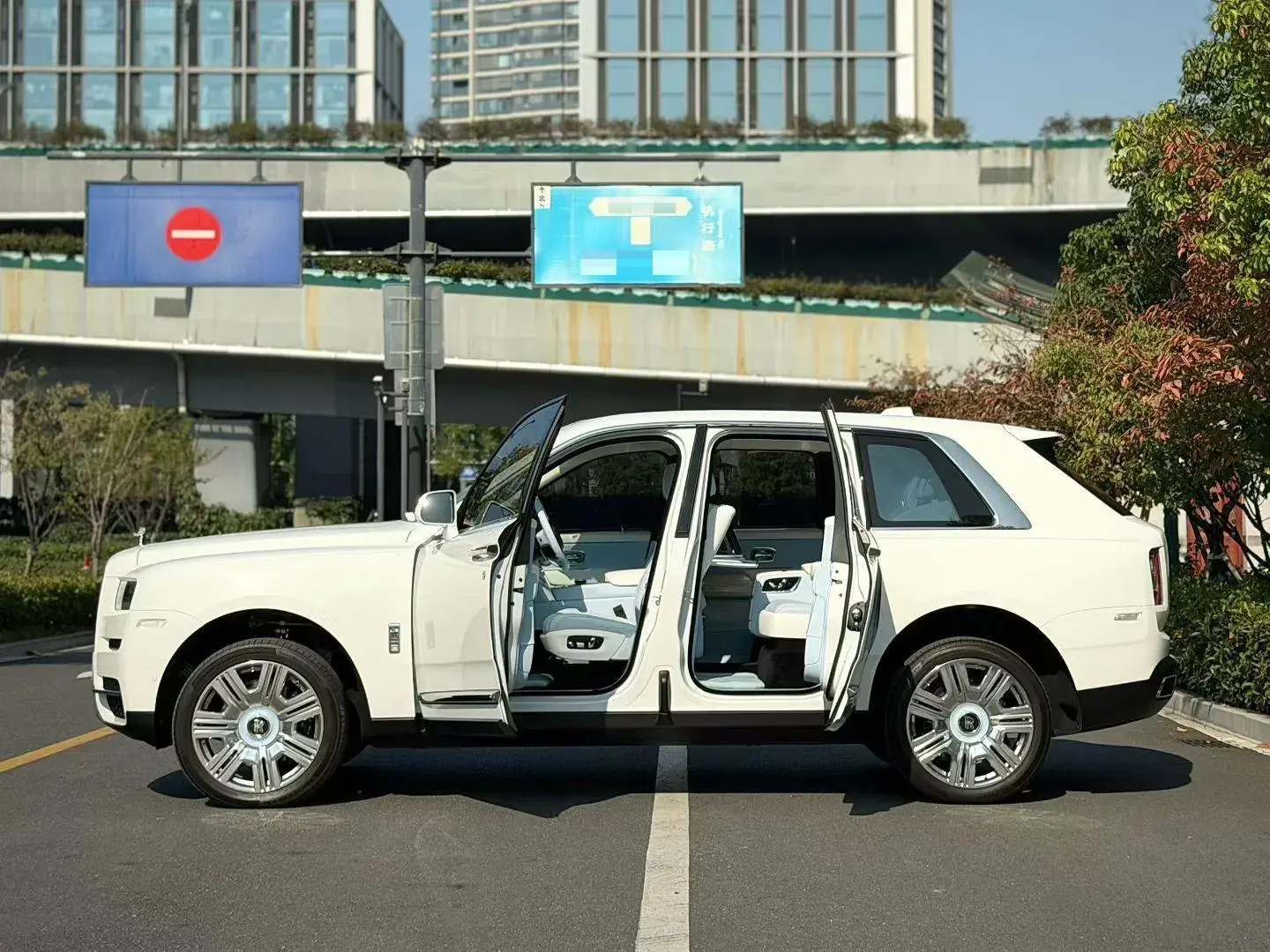 2024 ROLLS-ROYCE CULLINAN thumbnail 3