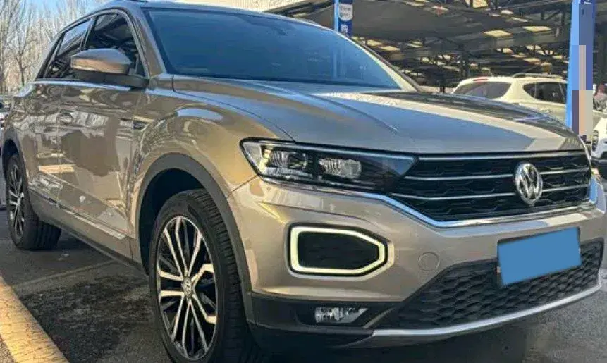 2021 VOLKSWAGEN T-ROC thumbnail 3