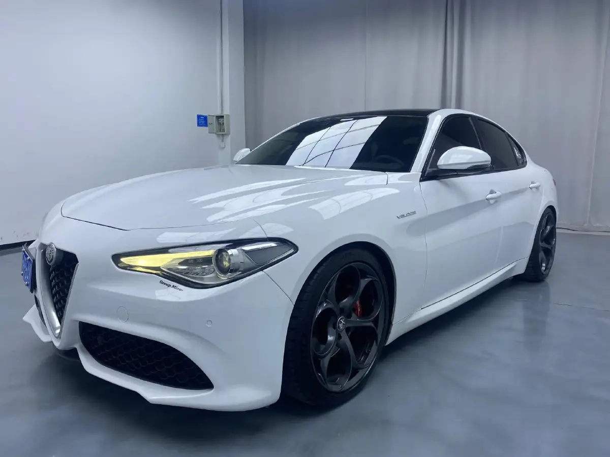 2017 Alfa Romeo Giulia 2.0T 280HP L4 8AT