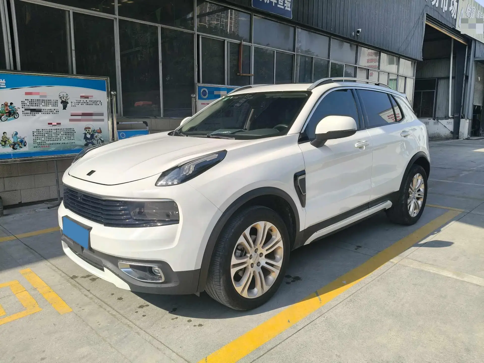 2019 LYNK&CO 01 view 1