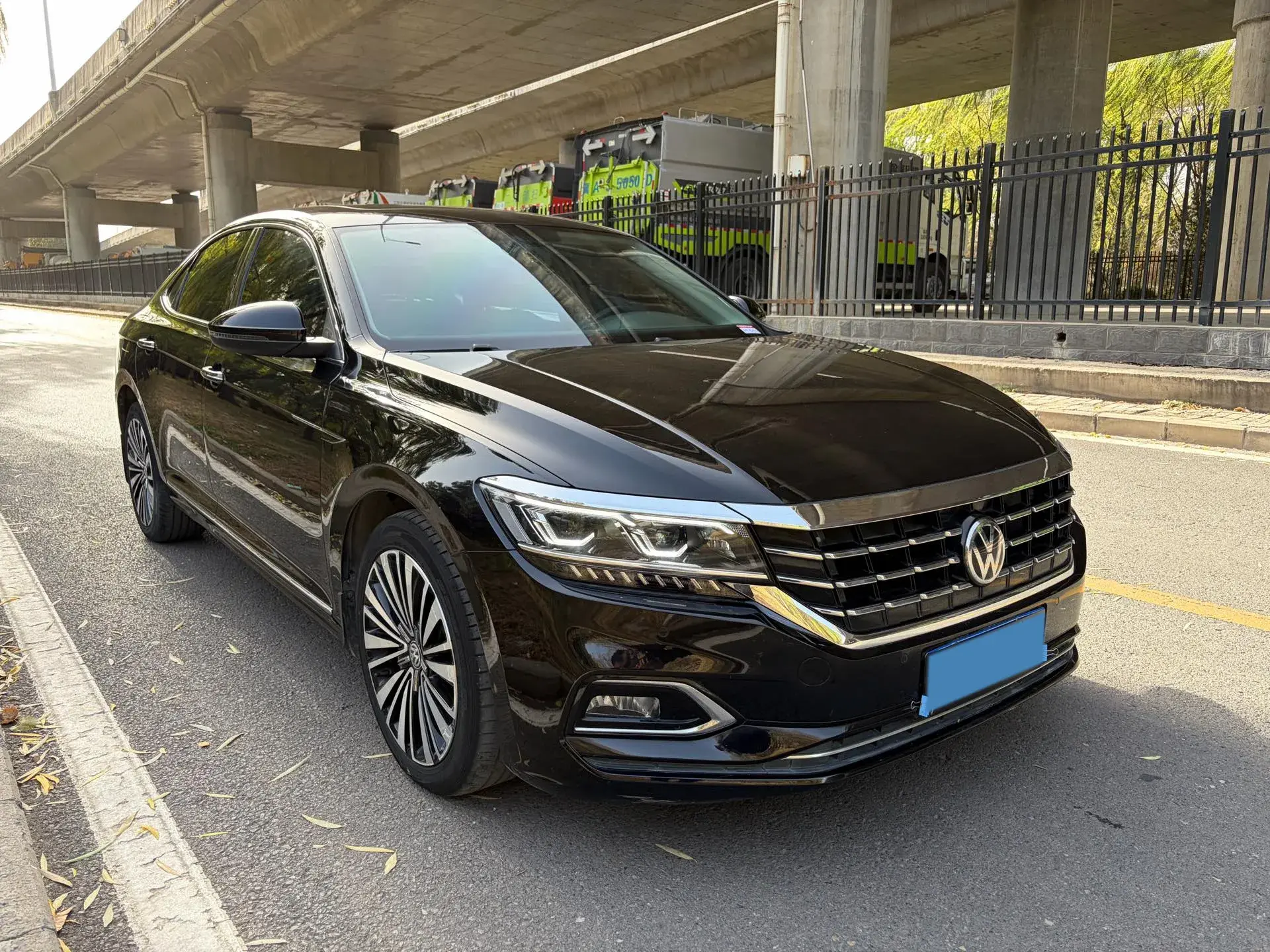 2019 VOLKSWAGEN PASSAT thumbnail 3