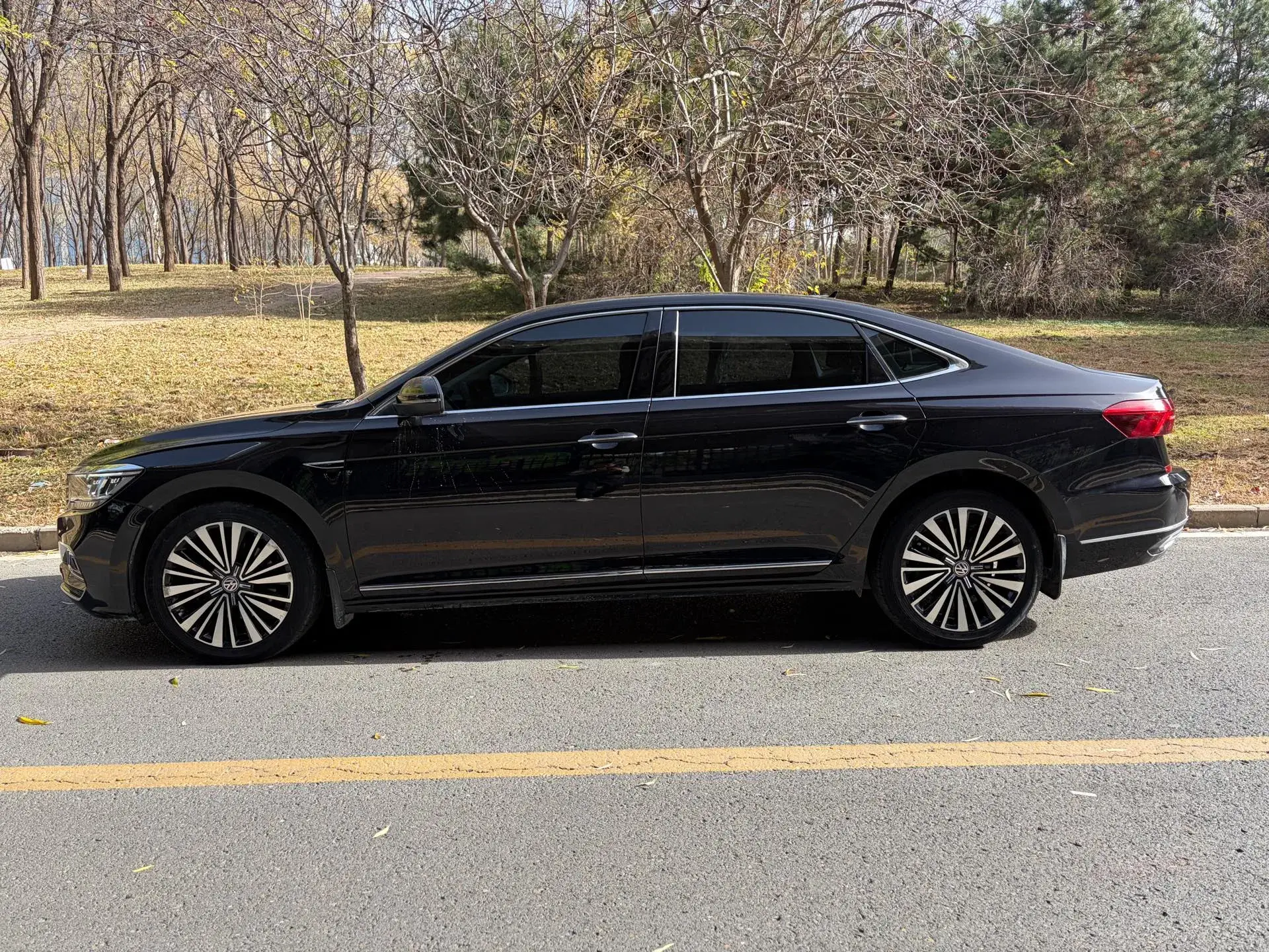 2019 VOLKSWAGEN PASSAT thumbnail 4