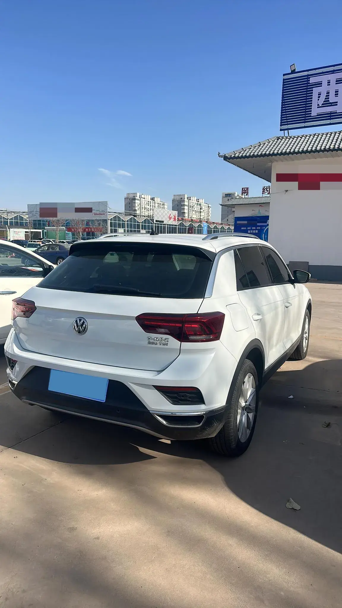 2019 VOLKSWAGEN T-ROC thumbnail 3