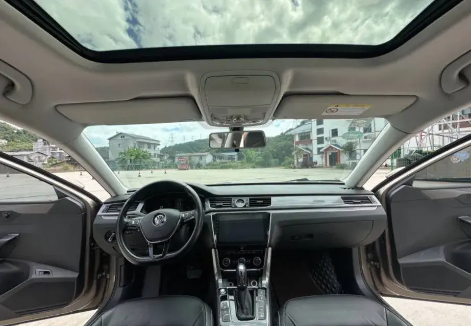 2017 VOLKSWAGEN PASSAT thumbnail 3