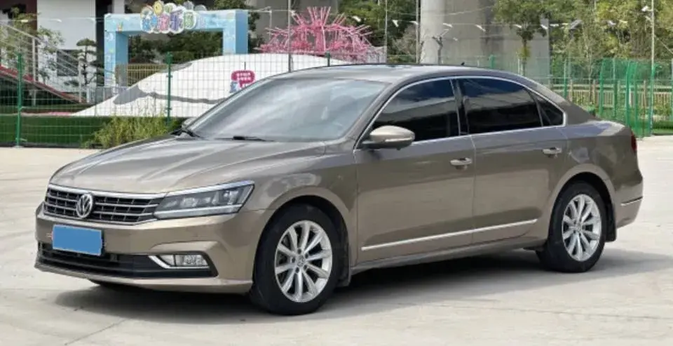 2017 VOLKSWAGEN PASSAT view 1