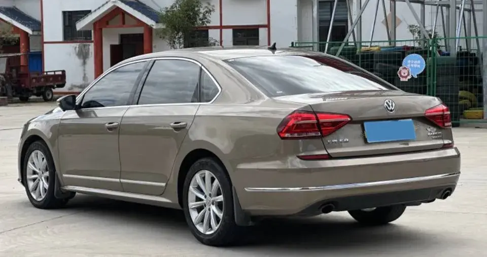 2017 VOLKSWAGEN PASSAT thumbnail 4