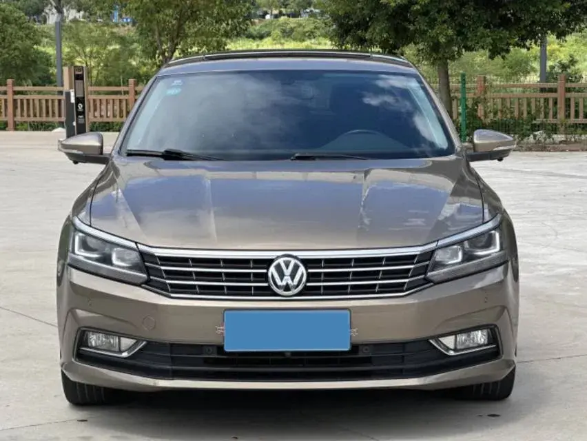 2017 VOLKSWAGEN PASSAT thumbnail 2
