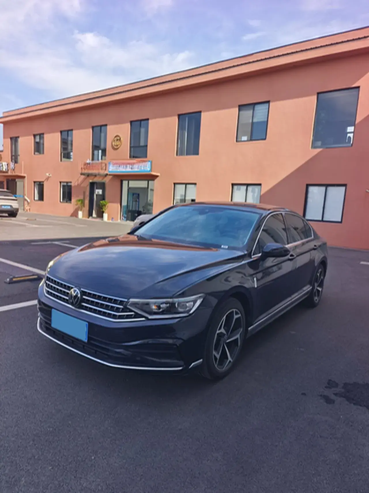 2025 VOLKSWAGEN MAGOTAN view 1