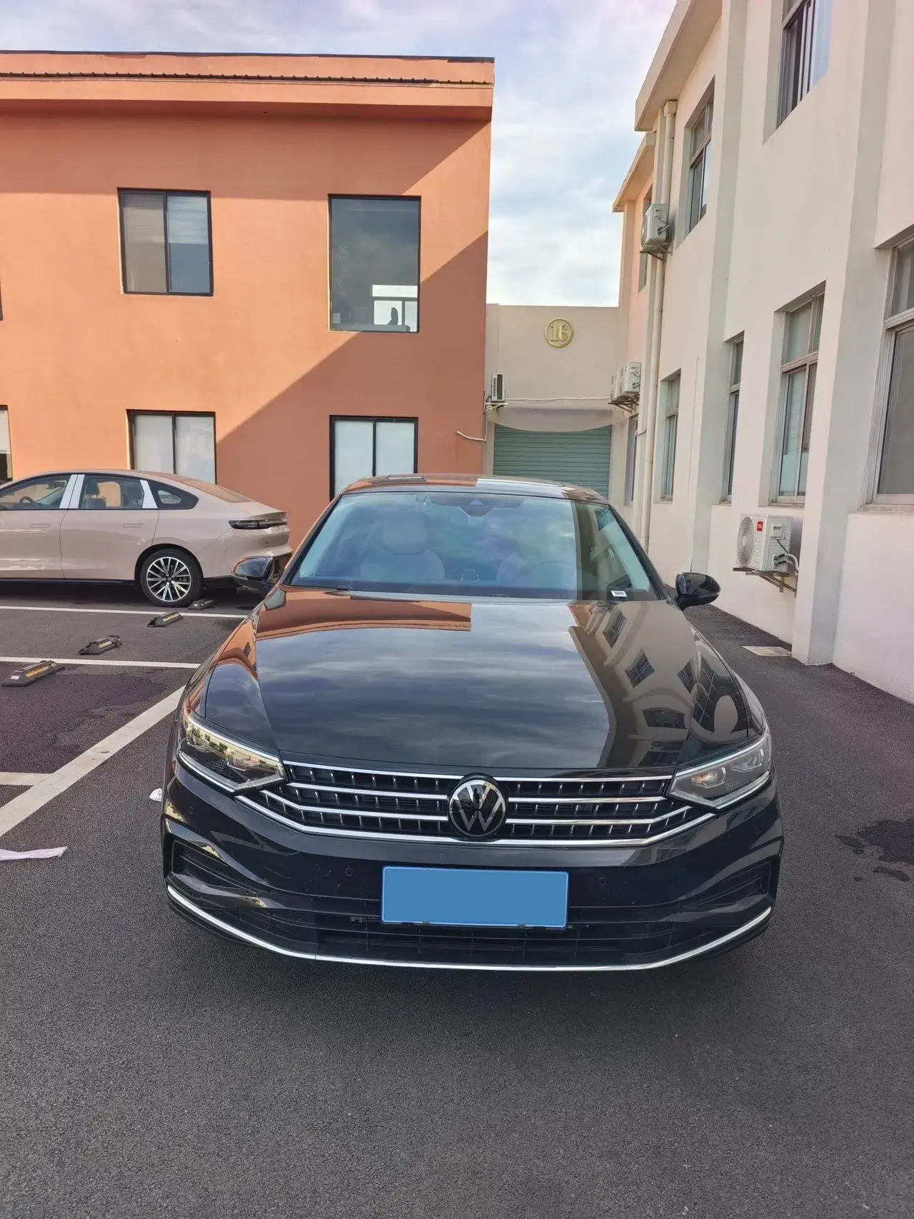 2025 VOLKSWAGEN MAGOTAN thumbnail 3