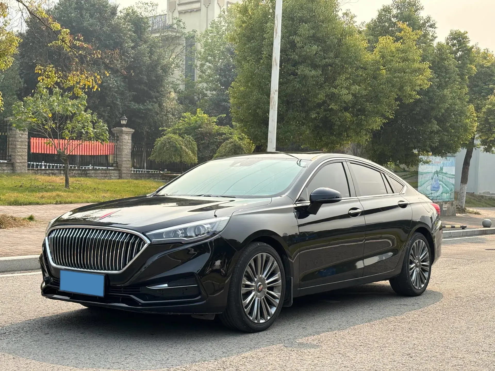 2019 HONGQI H5 view 1