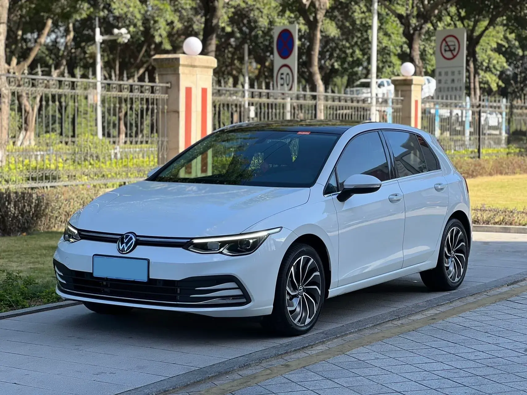 2024 VOLKSWAGEN GOLF view 1