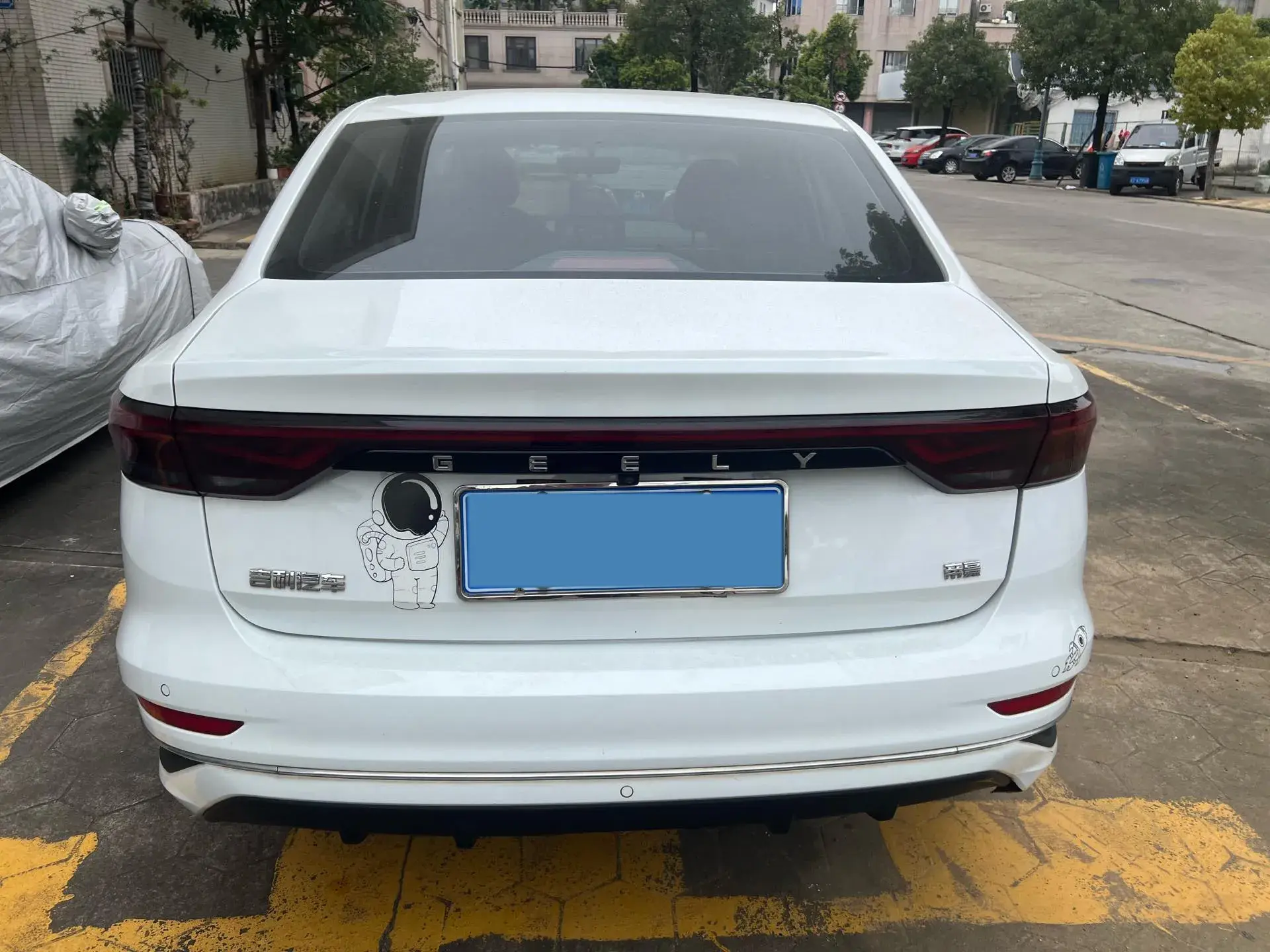 2022 GEELY EMGRAND thumbnail 3