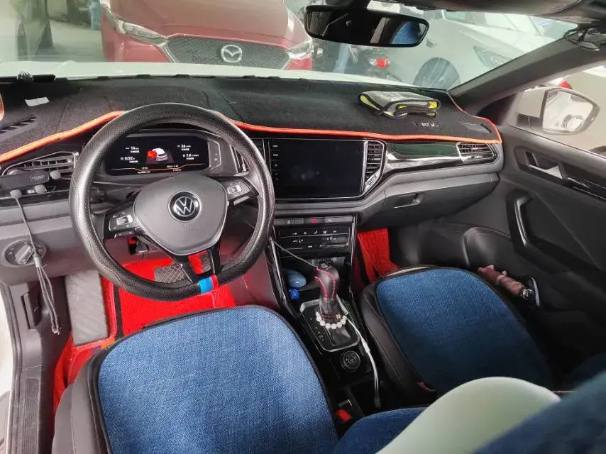 2021 VOLKSWAGEN T-ROC thumbnail 4