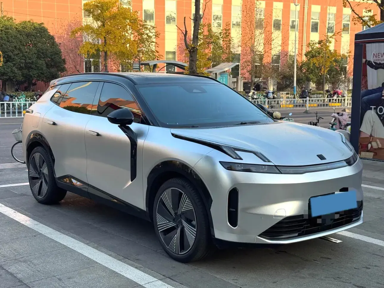 2023 LYNK&CO 08 thumbnail 2