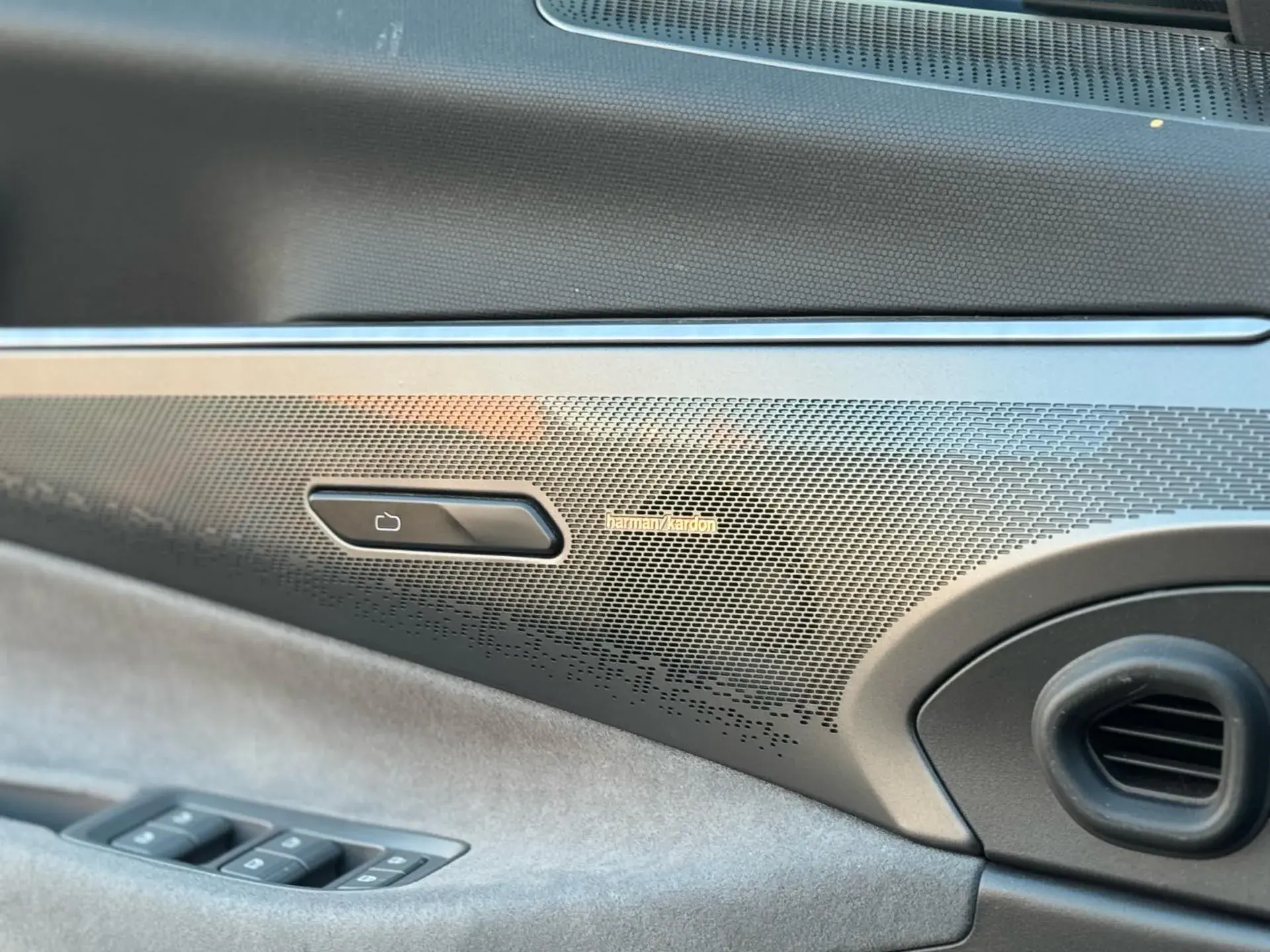 2023 LYNK&CO 08 thumbnail 3