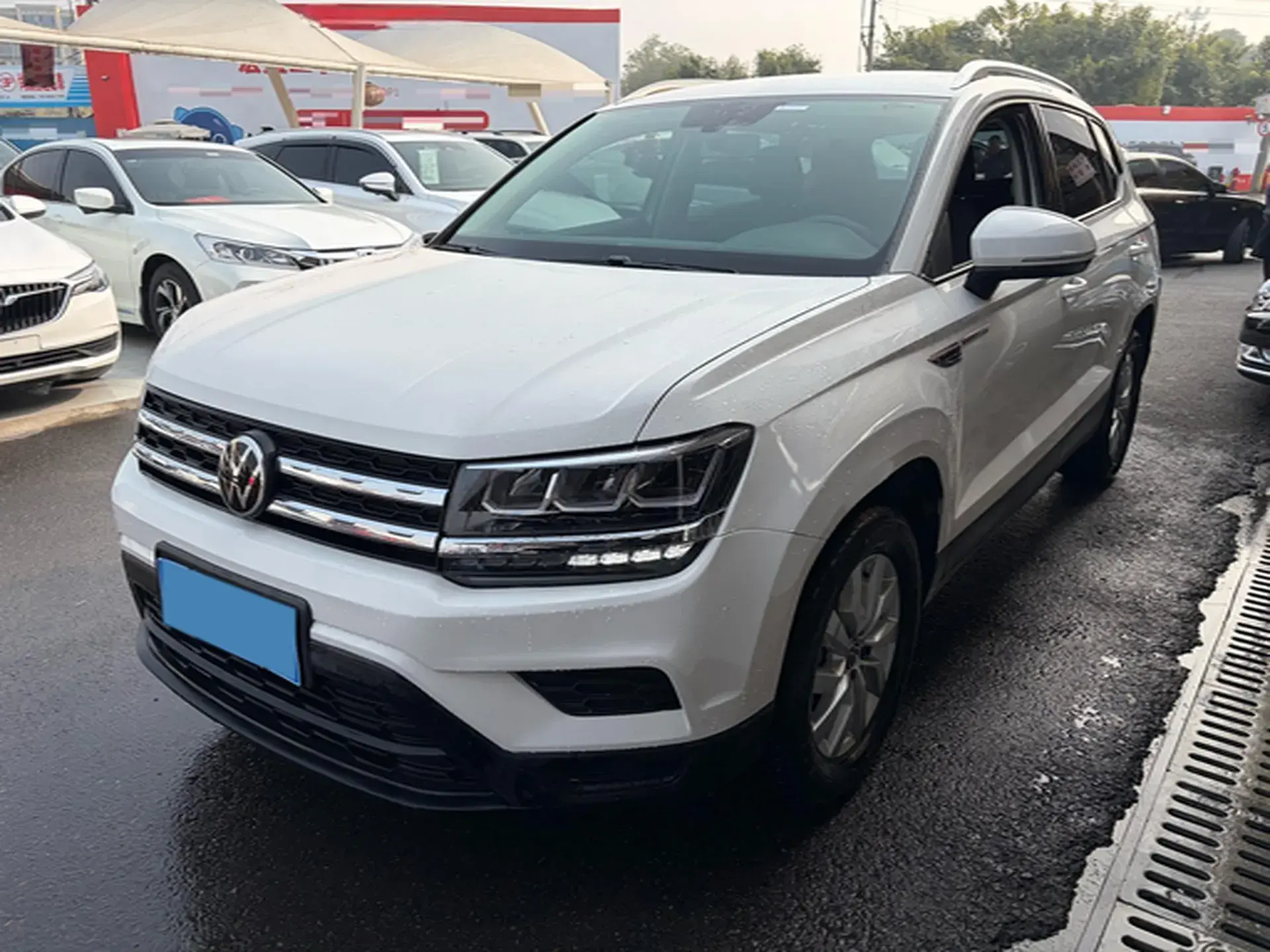 2022 VOLKSWAGEN THARU view 1