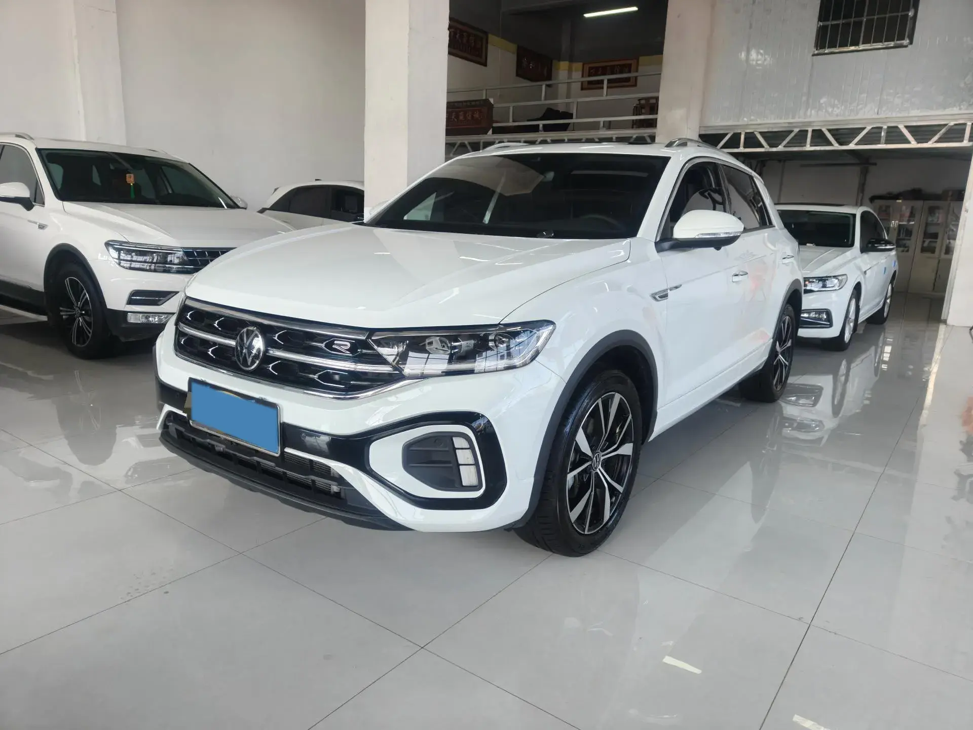 2025 VOLKSWAGEN T-ROC view 1