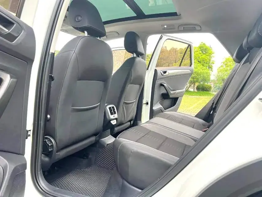 2018 VOLKSWAGEN T-ROC thumbnail 4