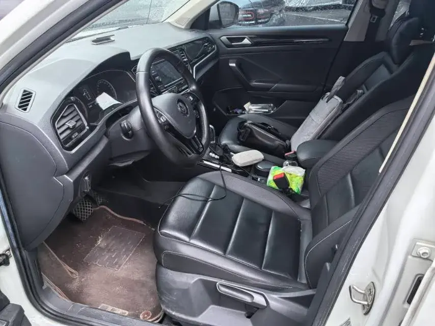 2018 VOLKSWAGEN T-ROC thumbnail 4