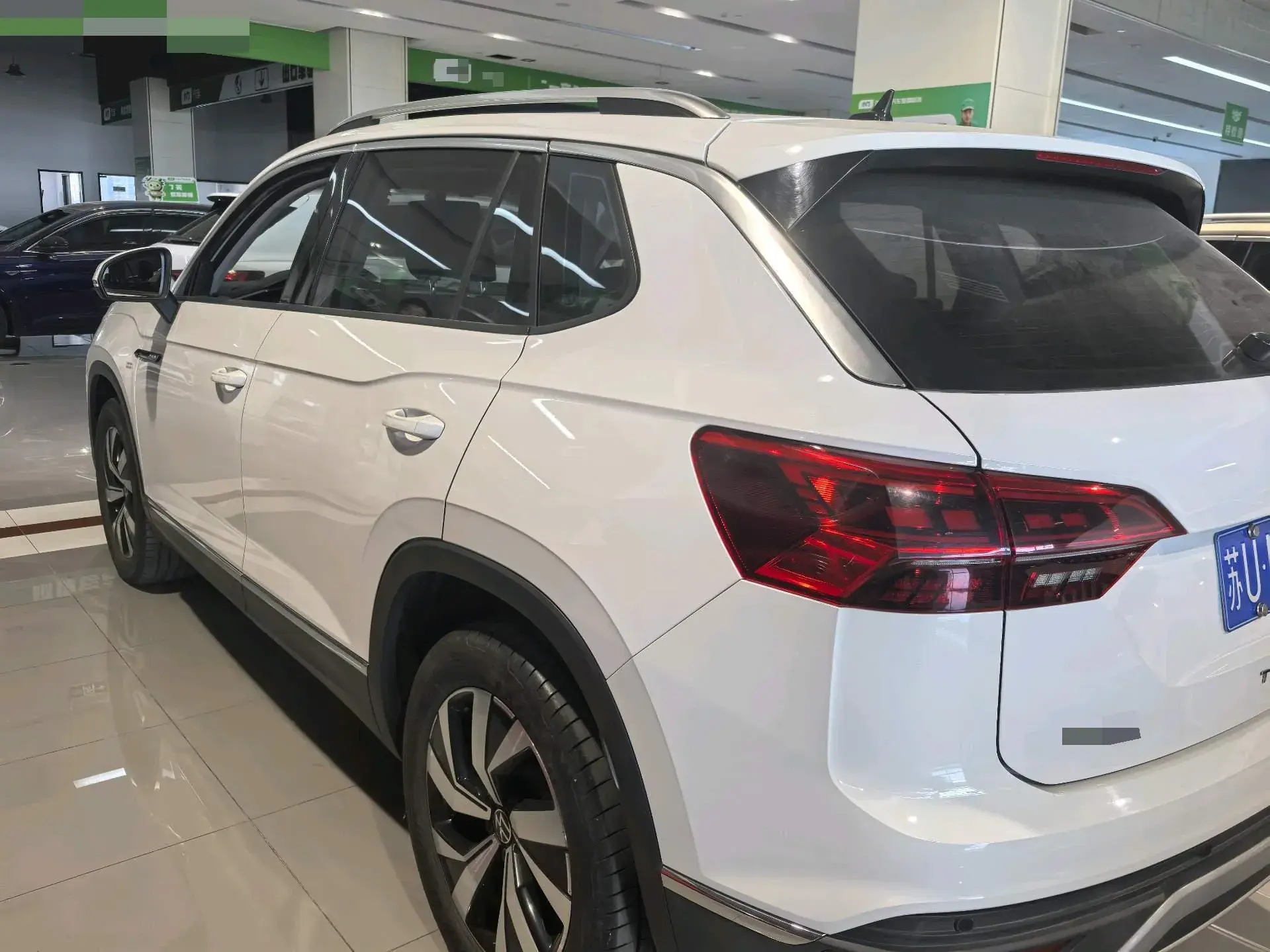 2022 VOLKSWAGEN TAYRON thumbnail 4