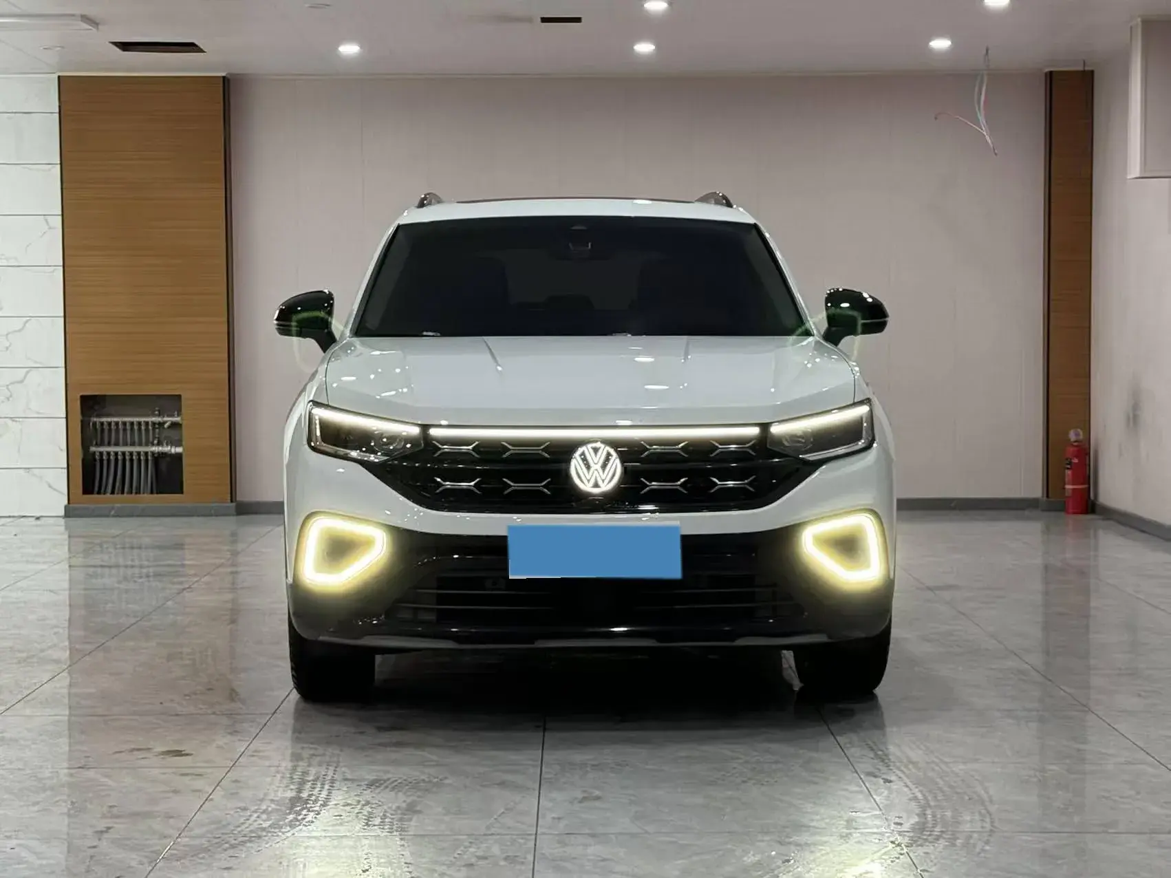 2023 VOLKSWAGEN TAYRON thumbnail 3