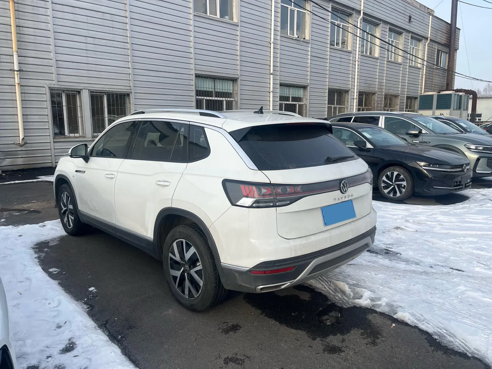 2023 VOLKSWAGEN TAYRON thumbnail 3