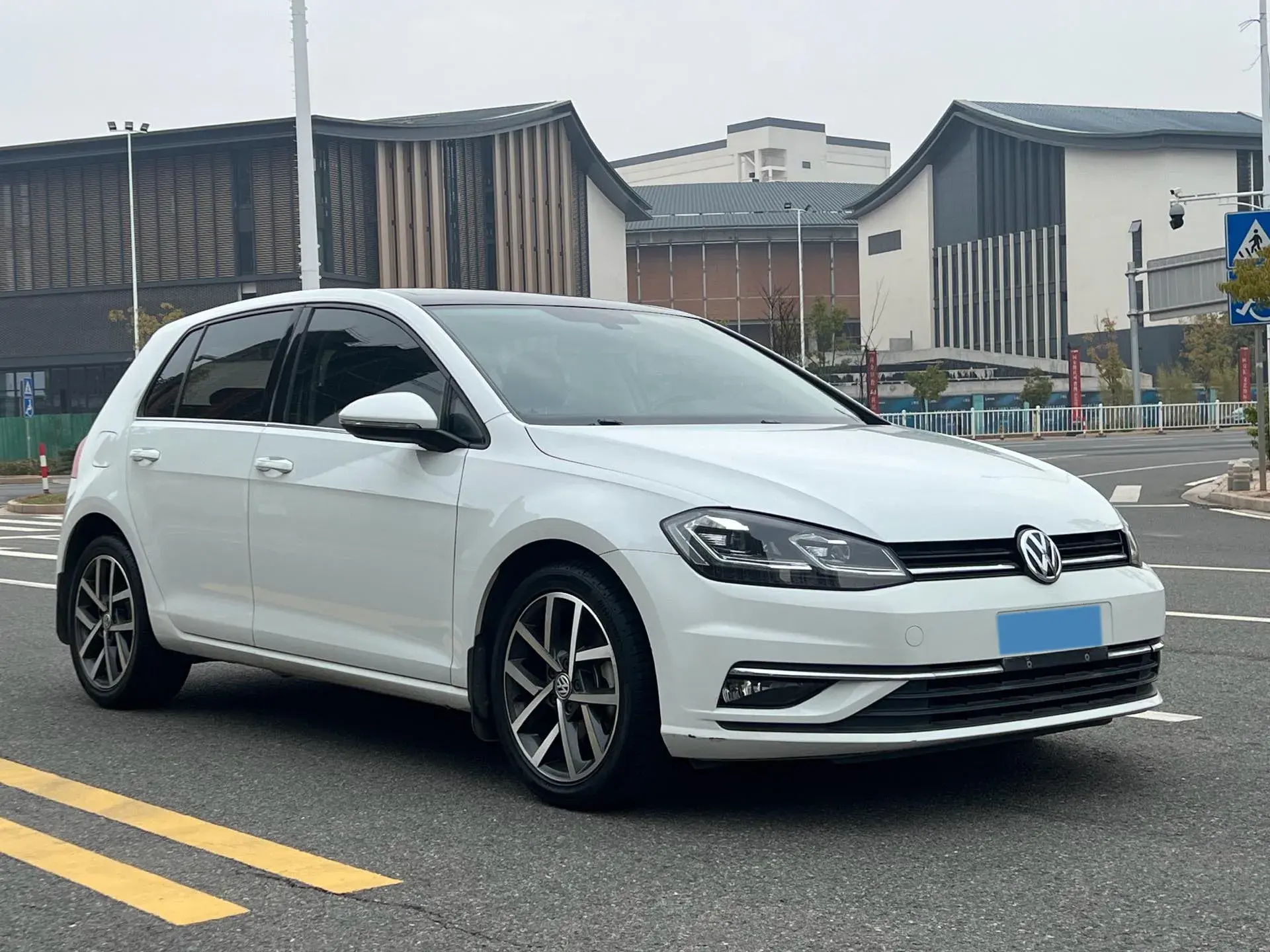 2020 VOLKSWAGEN GOLF thumbnail 3