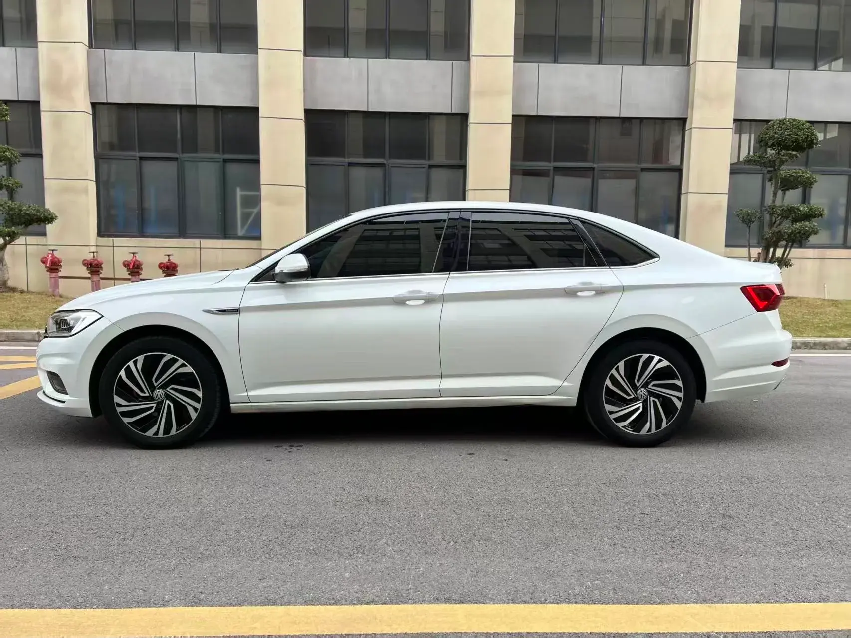 2019 VOLKSWAGEN SAGITAR thumbnail 4