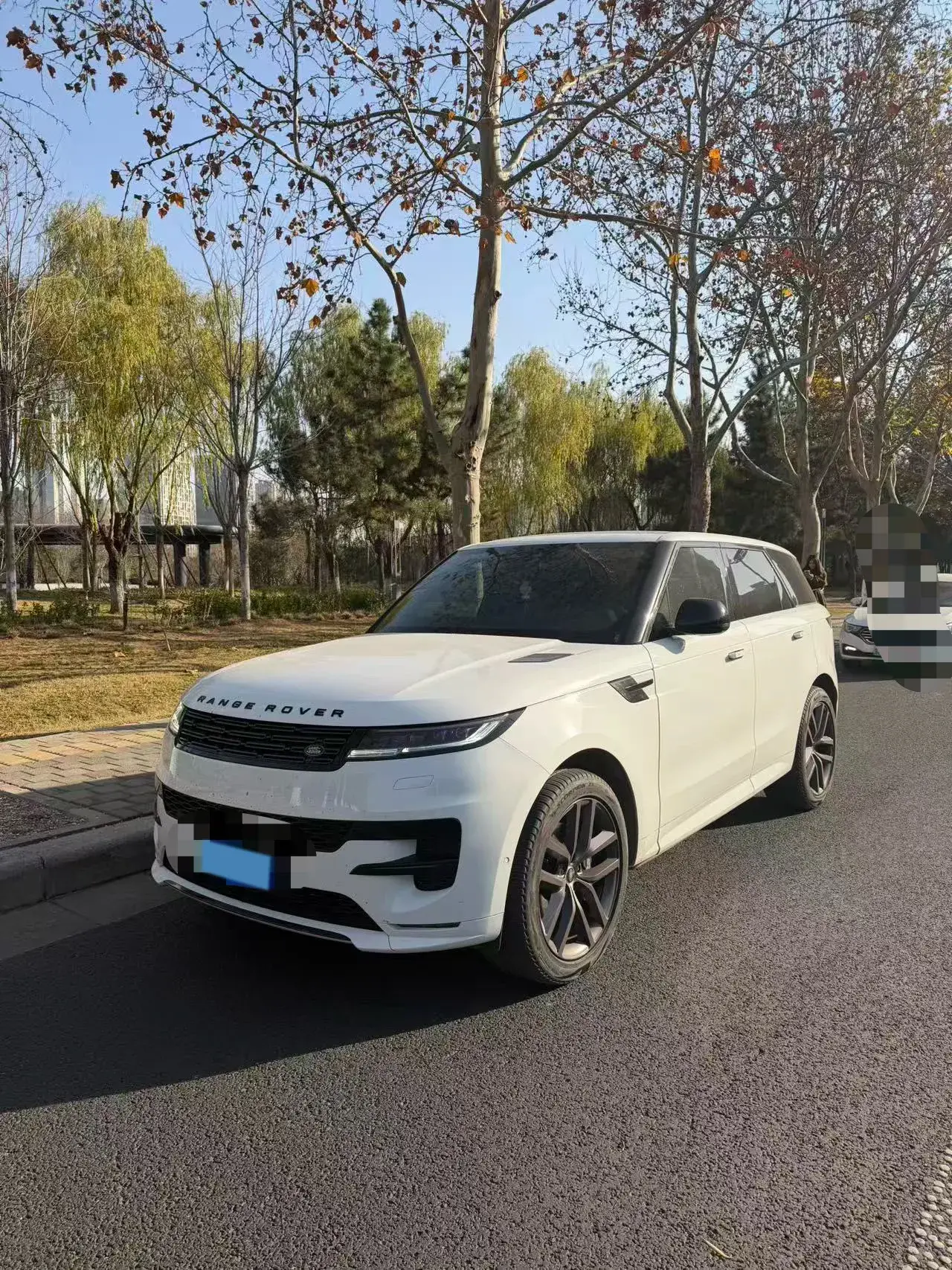 2023 LAND ROVER view 1