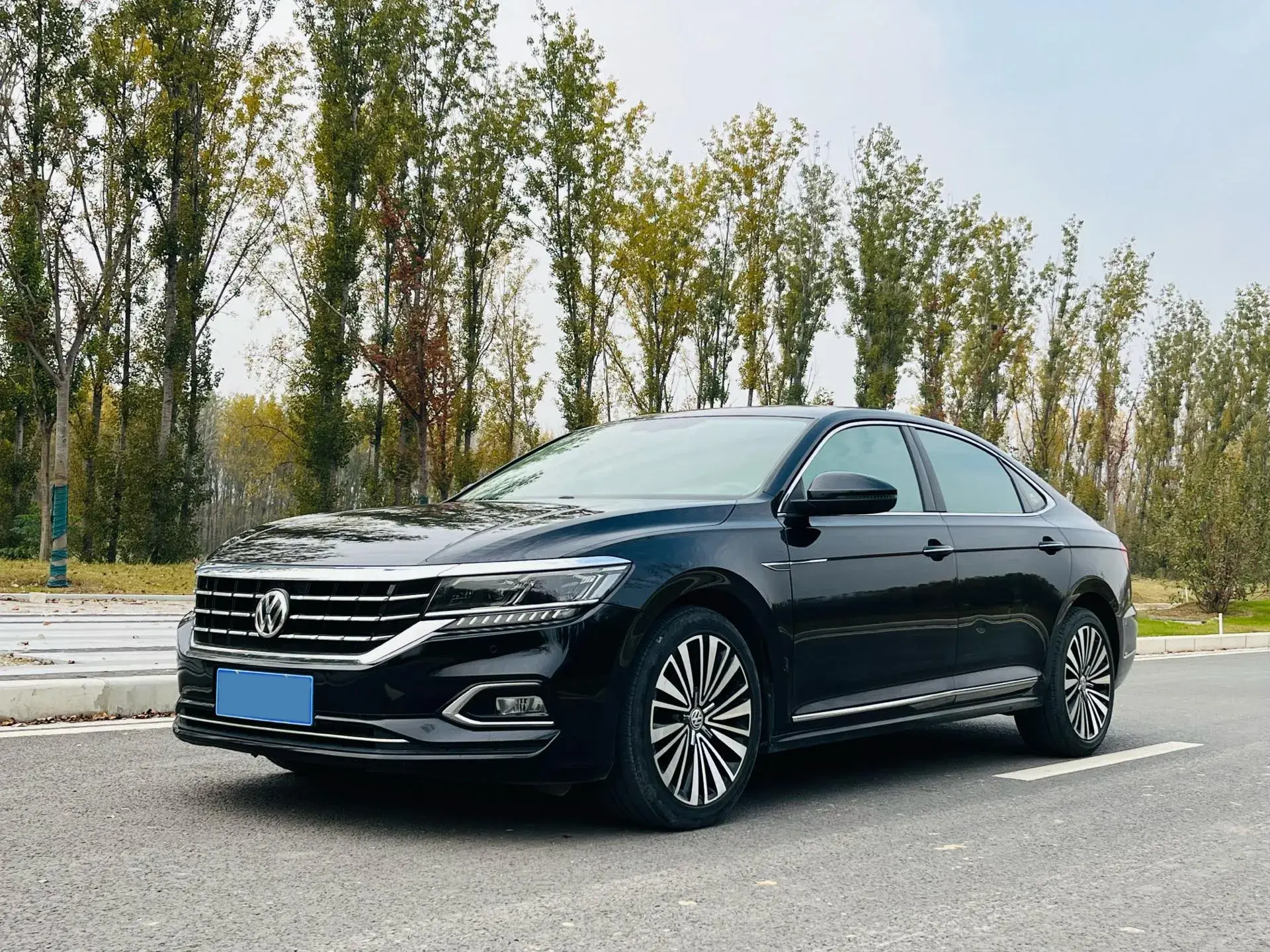 2019 VOLKSWAGEN PASSAT view 1