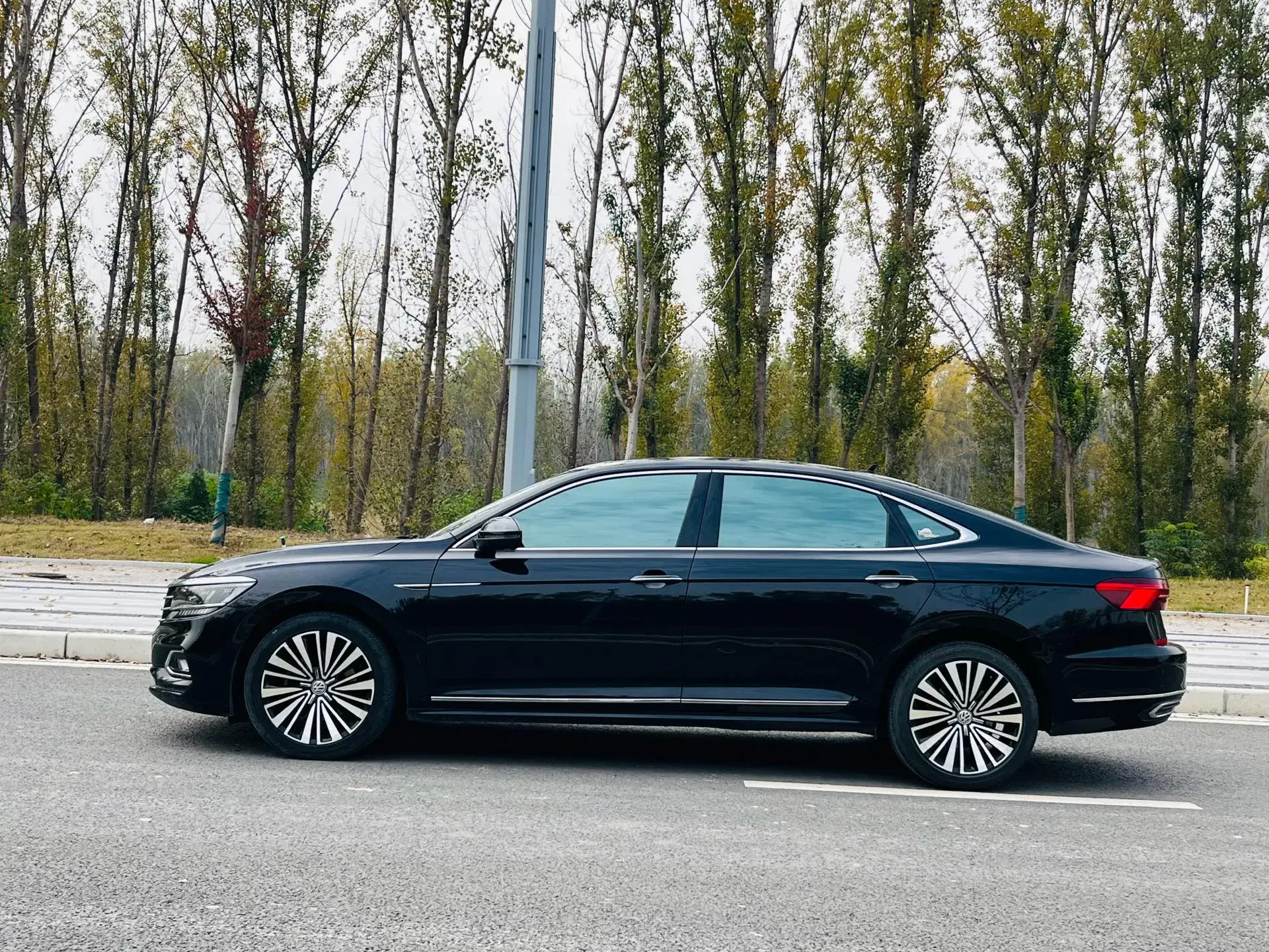 2019 VOLKSWAGEN PASSAT thumbnail 4
