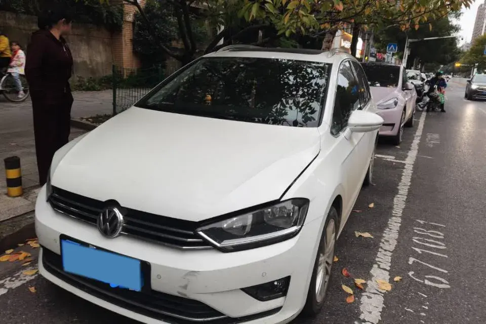 2018 VOLKSWAGEN GOLF view 1