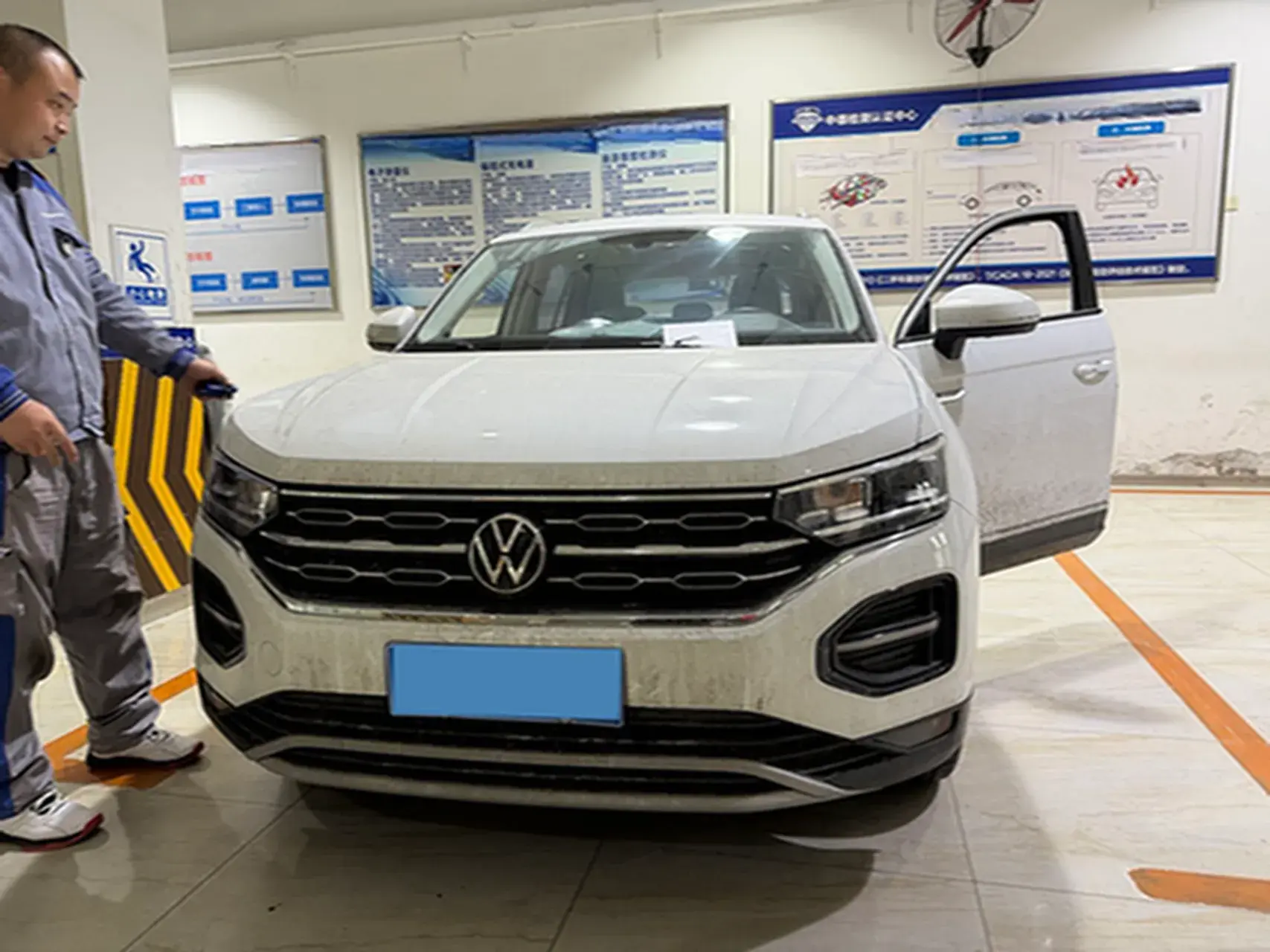 2022 VOLKSWAGEN TAYRON thumbnail 2