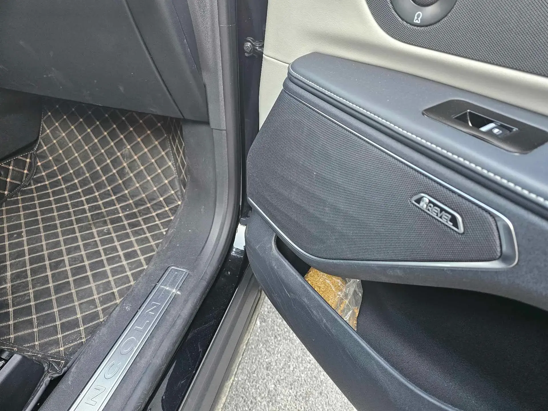 2023 LINCOLN NAUTILUS thumbnail 3