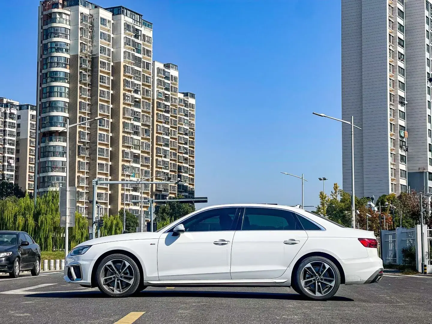 2023 AUDI A4L thumbnail 4