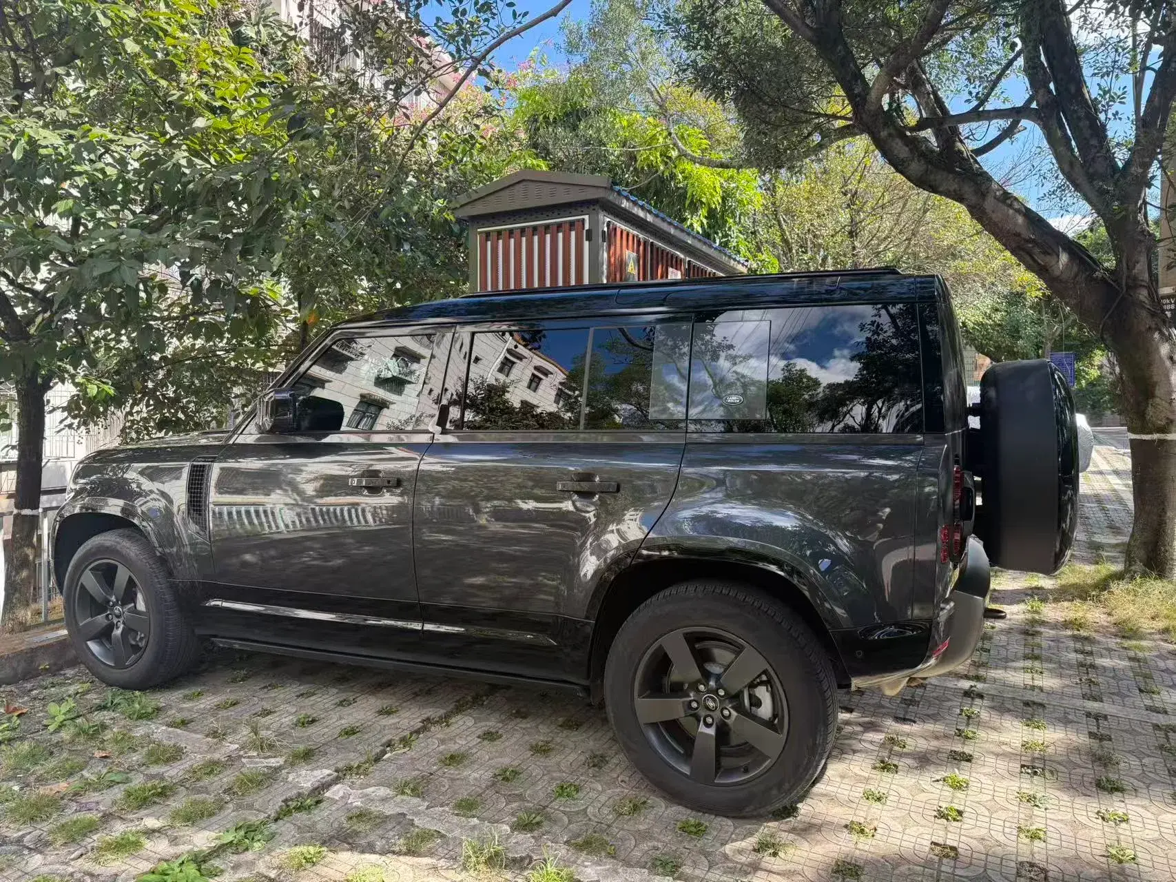 2024 LAND ROVER thumbnail 2