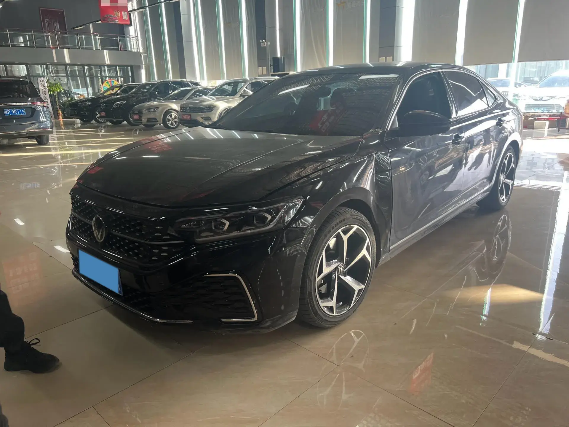 2023 VOLKSWAGEN PASSAT view 1